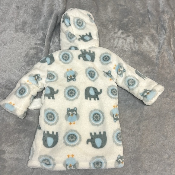 Blankets & Beyone - NWOT - double layer plush baby robe. Size 12 months + - Picture 5 of 5